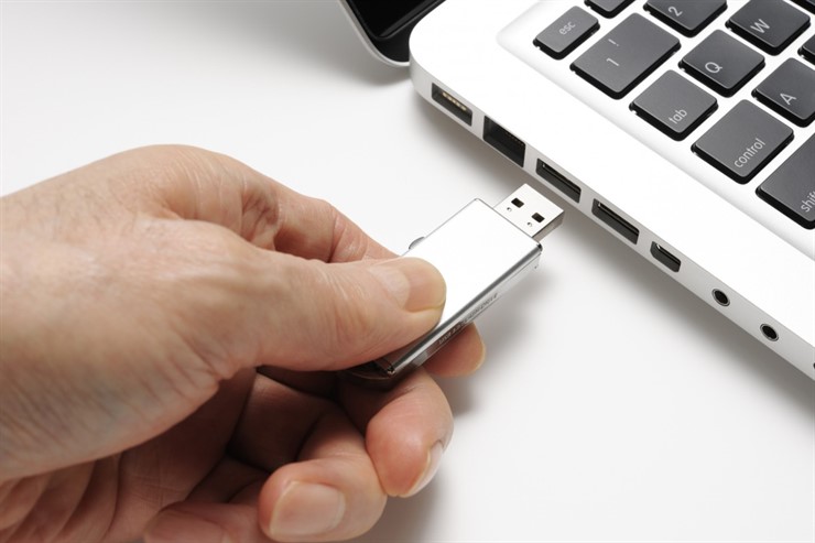 how to access a flash drive on a mac